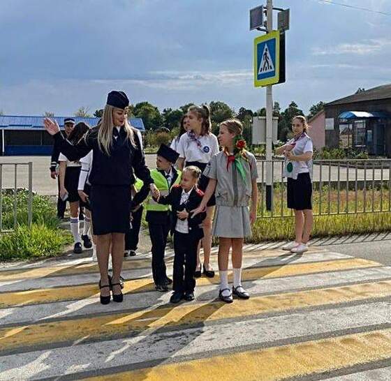 Сотрудники Госавтоинспекции проводят для учеников практические занятия по дорожной безопасности