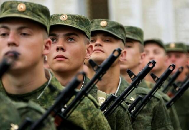 Госдума поддержала законопроект об учете срочной службы в армии при поступлении в вузы и колледжи