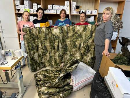 Антидроновые одеяла для защиты бойцов в зоне СВО изготовили новоалександровские умельцы.